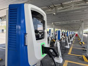 Việt Nam đang “chậm chân” trong phát triển hạ tầng trạm sạc xe điện?