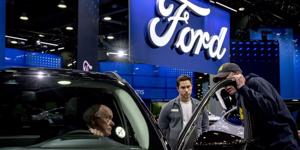 Thua lỗ trong phát triển xe điện khiến các nhà sản xuất đau đầu hơn bị đình công