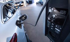 “Giấc mơ” xe điện của EU bị tác động bởi tình trạng tắc nghẽn sạc xe điện