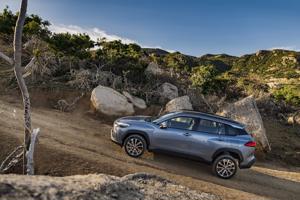 Thị trường trong nước ảm đạm, Toyota vẫn đạt doanh số kỷ lục năm 2023