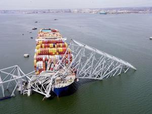 Ngành công nghiệp ô tô Mỹ đối mặt “nhiều tuần gián đoạn” sau vụ sập cầu cảng           