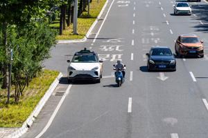 Giấc mơ robot taxi của Trung Quốc gây ra lo ngại về kinh tế do mối đe dọa của AI