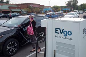 "Điểm chạm" mới của ngành bán lẻ và nguồn lợi từ trạm sạc xe điện