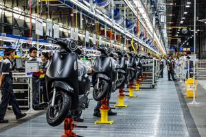 Gần 3 triệu xe máy xăng bán ra năm 2024 và vấn đề chuyển đổi xanh của Việt Nam