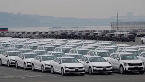 Các nhà sản xuất ô tô châu Á đứng trước nguy cơ phải đặt cược hàng tỷ USD