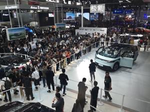 Các hãng ô tô lớn Trung Quốc công khai chỉ trích nhau, gây chia rẽ sâu sắc