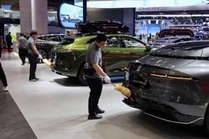 Nhiều thành phố Trung Quốc tạm dừng trợ cấp mua ô tô vì… hết kinh phí