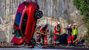 Volvo thả xe từ độ cao 30 mét để huấn luyện cứu hộ