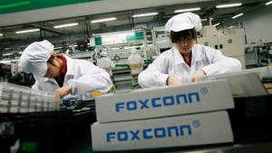 Đang lắp iPhone, Foxconn quay sang bắt tay Fiat Chrysler làm xe điện