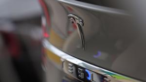 Tesla gây bất ngờ vì lãi liền 3 quý