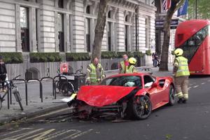 Siêu xe Ferrari “toang đầu” vì tông trúng xe bus