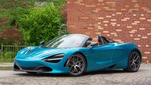 Cụ ông 78 tuổi mua và lái siêu xe McLaren 720S Spider