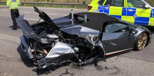 Vừa rời showroom, siêu xe Lamborghini mới cứng bị tông nát bươm