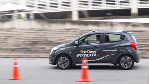 Vinfast Fadil "quẩy" Gymkhana tưng bừng cùng BMW 328