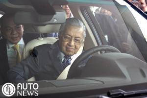 Thủ tướng Malaysia 94 tuổi vẫn cầm lái Vinfast hơn 100km/h