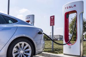 NHTSA khuyến cáo Tesla nên triệu hồi 2.000 xe điện bị lỗi