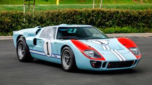 Ngỡ ngàng với Ford GT40 từ màn bạc xuống phố