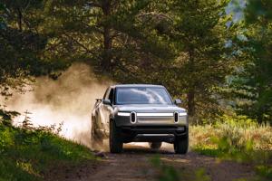 Xe điện Rivian R1T có thể xoay tròn một chỗ như xe tăng