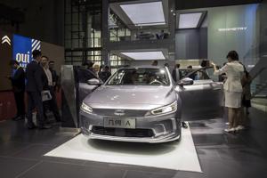 Dịch bệnh bùng phát, Geely lần đầu bán hàng trên website 