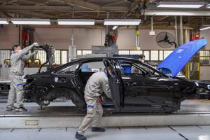 Doanh số ô tô Trung Quốc giảm 80% trong tháng Hai 