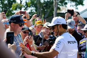 Sợ COVID-19, người hâm mộ không được selfie, xin chữ ký tay đua F1