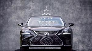 Video xe Lexus chạy 233km/h với tháp ly sâm-banh trên mui 
