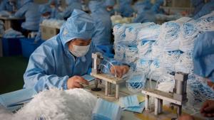 Hãng xe điện Trung Quốc thành nhà sản xuất khẩu trang lớn nhất thế giới 