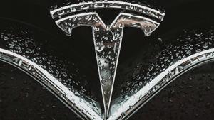 Tesla tung chiêu giao hàng đặc biệt để "né" COVID-19