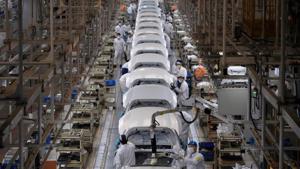 Các hãng ô tô toàn cầu chuẩn bị kế hoạch trở lại sản xuất