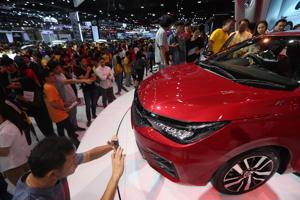 Ồ ạt khuyến mãi kích cầu, giá xe tháng 5  giảm bao nhiêu?