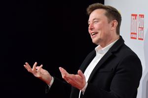 CEO Elon Musk: Tesla sẽ ra xe tự lái hoàn toàn vào cuối năm