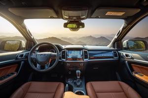 Rửa tay bằng dung dịch sát khuẩn có làm hại nội thất ô tô?