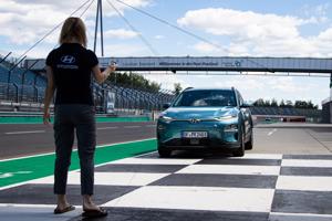 Hyundai Kona chạy điện, lập kỷ lục hơn 1.000km/lần sạc