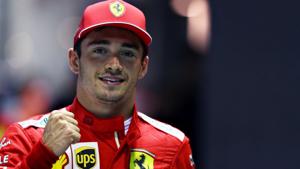Charles Leclerc bất ngờ về pole ở vòng phân hạng Singapore
