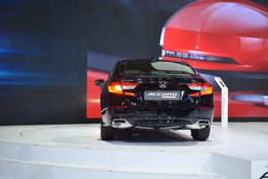 Giá trên 1,3 tỷ đồng, Honda Accord mới đối đầu Toyota Camry thế nào?