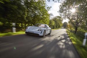 Elon Musk “thất vọng” vì tỷ phú Bill Gates mua Porsche Taycan 