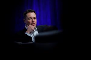Elon Musk: Từ đứa trẻ bị bắt nạt đến ông chủ hãng xe điện hàng đầu thế giới