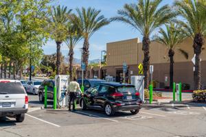 Vì sao các hãng ô tô đua nhau làm pin xe điện?