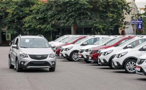 VinFast tăng giá bán xe, đại lý tìm cách giảm cho khách hàng 