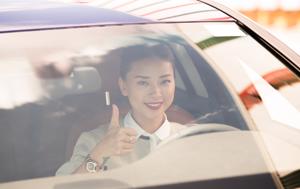 Video: Ngô Thanh Vân phấn khích khi lái xe VinFast