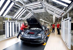 Cận cảnh quy trình sản xuất xe điện Porsche Taycan