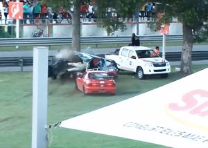 Va chạm khiến Honda Civic gãy đôi, tay đua thoát chết kỳ diệu