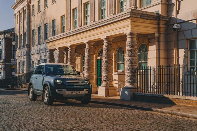 Jaguar Land Rover lỗ 455 triệu bảng Anh năm 2021 do khan hiếm chip - Ảnh 1