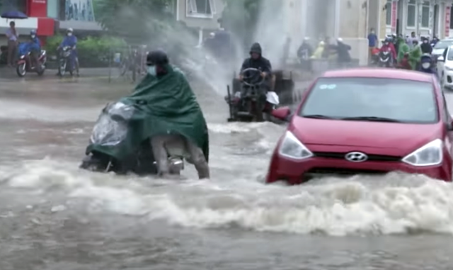 Làm thế nào để lái xe ô tô an toàn qua vùng ngập nước? - Ảnh 1