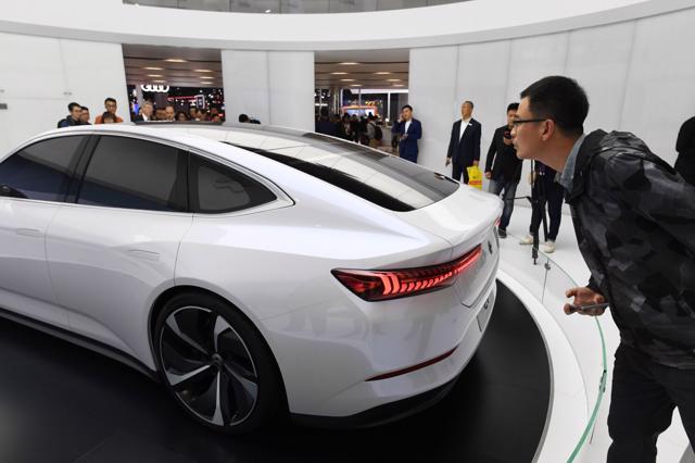 Các nhà sản xuất ô tô toàn cầu đối mặt với “cú sốc” xe điện ở Trung Quốc - Ảnh 3