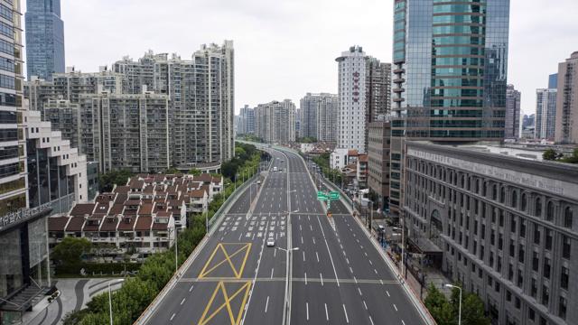 Đường phố ở Thượng Hải vắng tanh trong thời gian phong tỏa v&igrave; dịch COVID-19