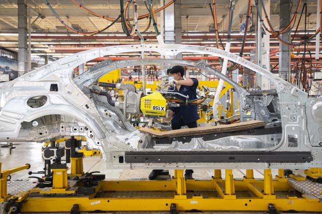 Cận cảnh công nghệ sản xuất ô tô trong nhà máy Mercedes-Benz Việt Nam - Ảnh 1