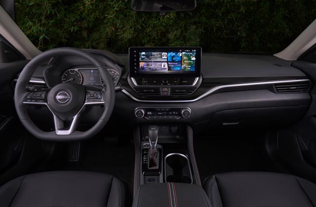 Cập nhật nội thất tập trung v&agrave;o m&agrave;n h&igrave;nh cảm ứng th&ocirc;ng tin giải tr&iacute; 12,3 inch mới từ Nissan Armada, thay thế cho m&agrave;n h&igrave;nh 8 inch trước đ&acirc;y. N&oacute; c&oacute; t&iacute;nh năng kết nối Apple CarPlay kh&ocirc;ng d&acirc;y v&agrave; Android Auto c&oacute; d&acirc;y, điều hướng Door-to-Door v&agrave; &nbsp;NissanConnect Services. &nbsp;