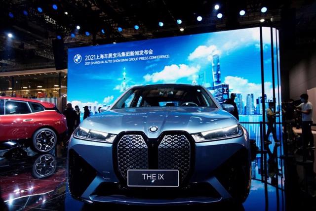 Một chiếc xe điện BMW iX (EV) được trưng b&agrave;y tại gian h&agrave;ng BMW tại triển l&atilde;m Auto Shanghai ở Thượng Hải, Trung Quốc.