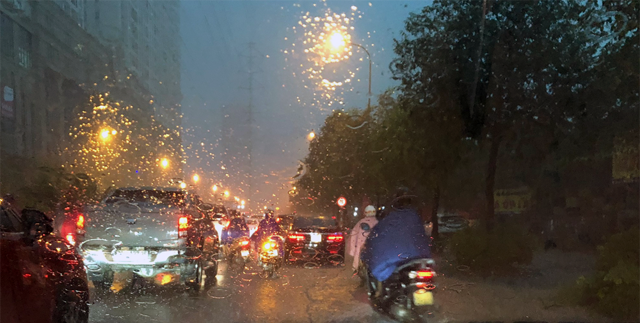 L&aacute;i xe &ocirc; t&ocirc; trong trời mưa d&ocirc;ng tiềm ẩn nhiều nguy cơ.
